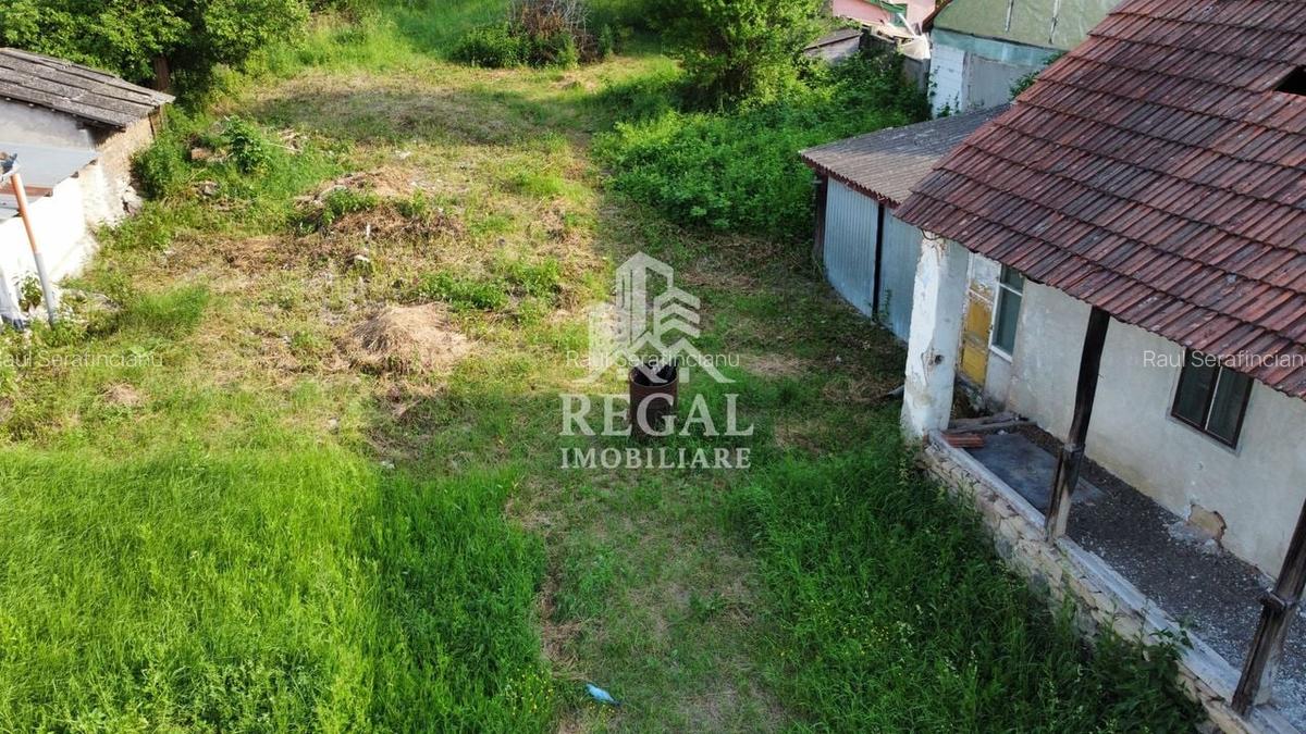 Casă de vânzare cu teren generos - 2.500 mp - 8