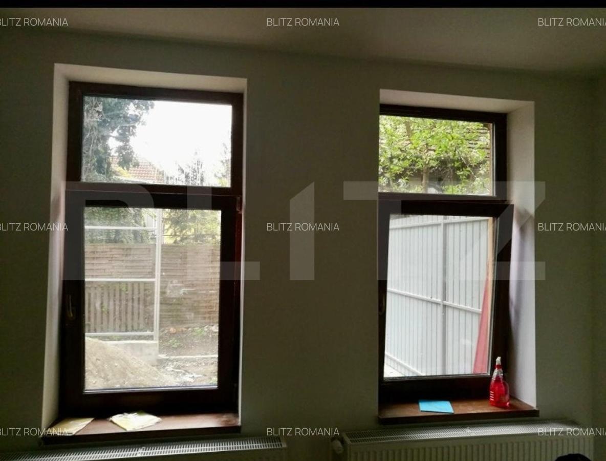 Casa 2 camere curte comuna cu acces separat zona centrala - 1