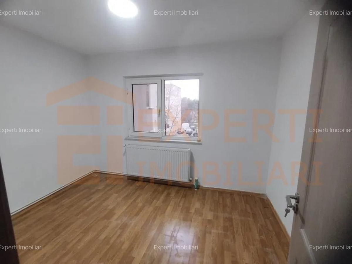 Apartament 3 camere situat in zona CET - 2