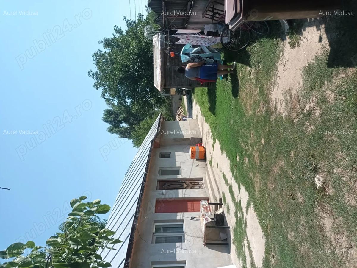 Vind casa in giule?t sct 1 casa are 5 camere baie bucatarie zona lini?tita ?i curat - 1