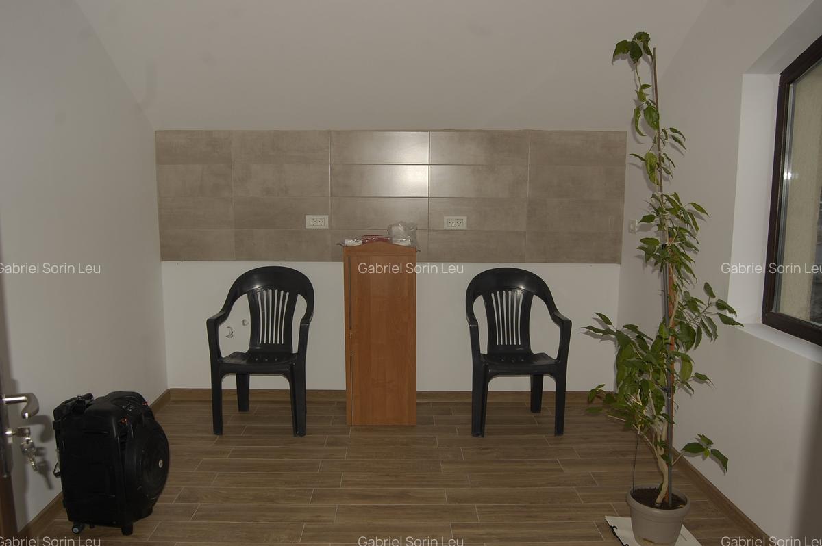 Casă cu 6 camere în Est - 12