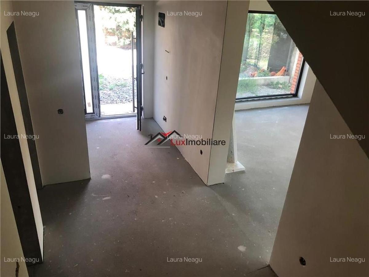 Duplex 4 camere, 120 mp utili,teren liber intre 50 si 150 mp. Zona foarte buna d - 9