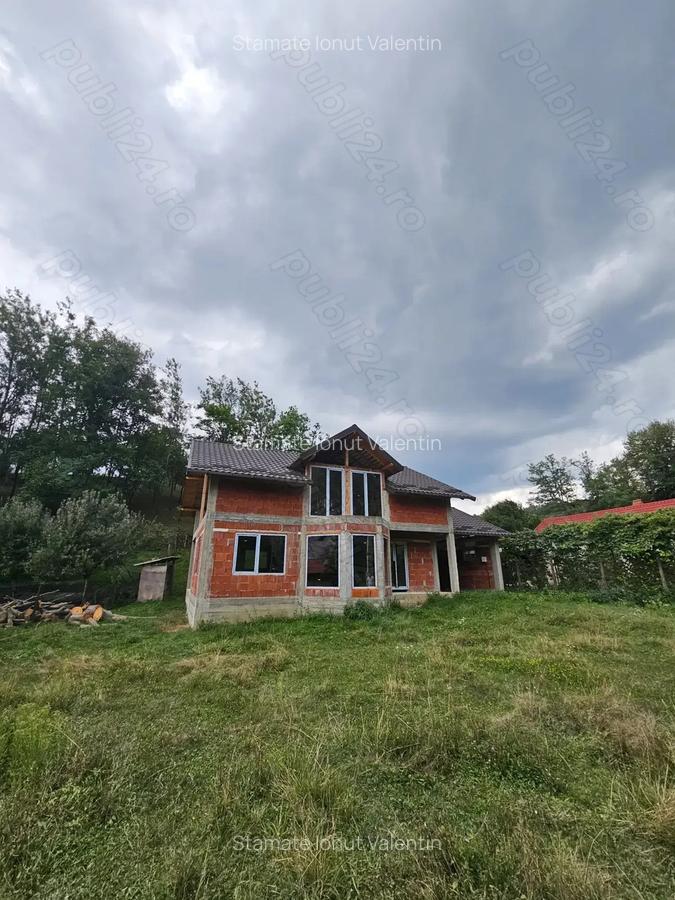 Casa noua la ro?u, 231mp, teren 1067mp, garaj - 2