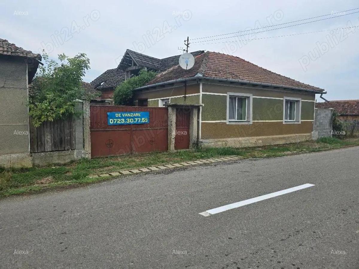 Vand casa loc SUMUGIU, sc 200 mp , parte casa noua la rosu , teren 2670 mp, la sosea, front mare - 2