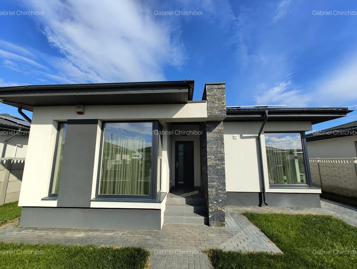 Casă modernă parter – 3 camere, 2 băi, pompă de căldură și panouri solare - 1 Casă modernă parter – 3 camere, 2 băi, pompă de căldură și panouri solare - 1