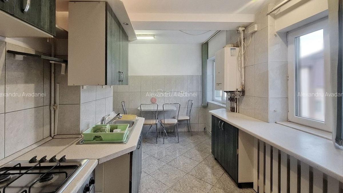 De vanzare apartament cu 3 camere central. - 2