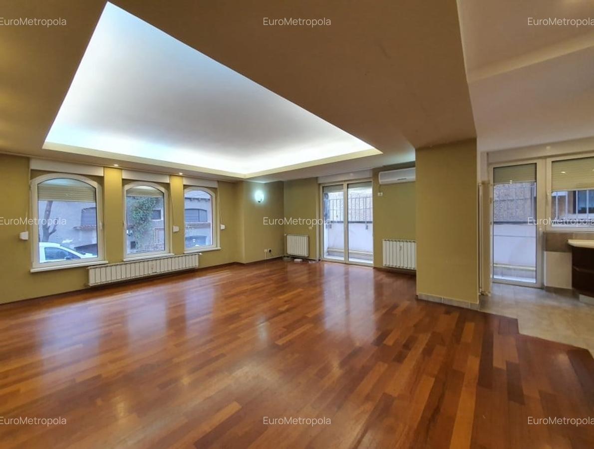 Apartament , curte de 65mp - Primaverii - 2