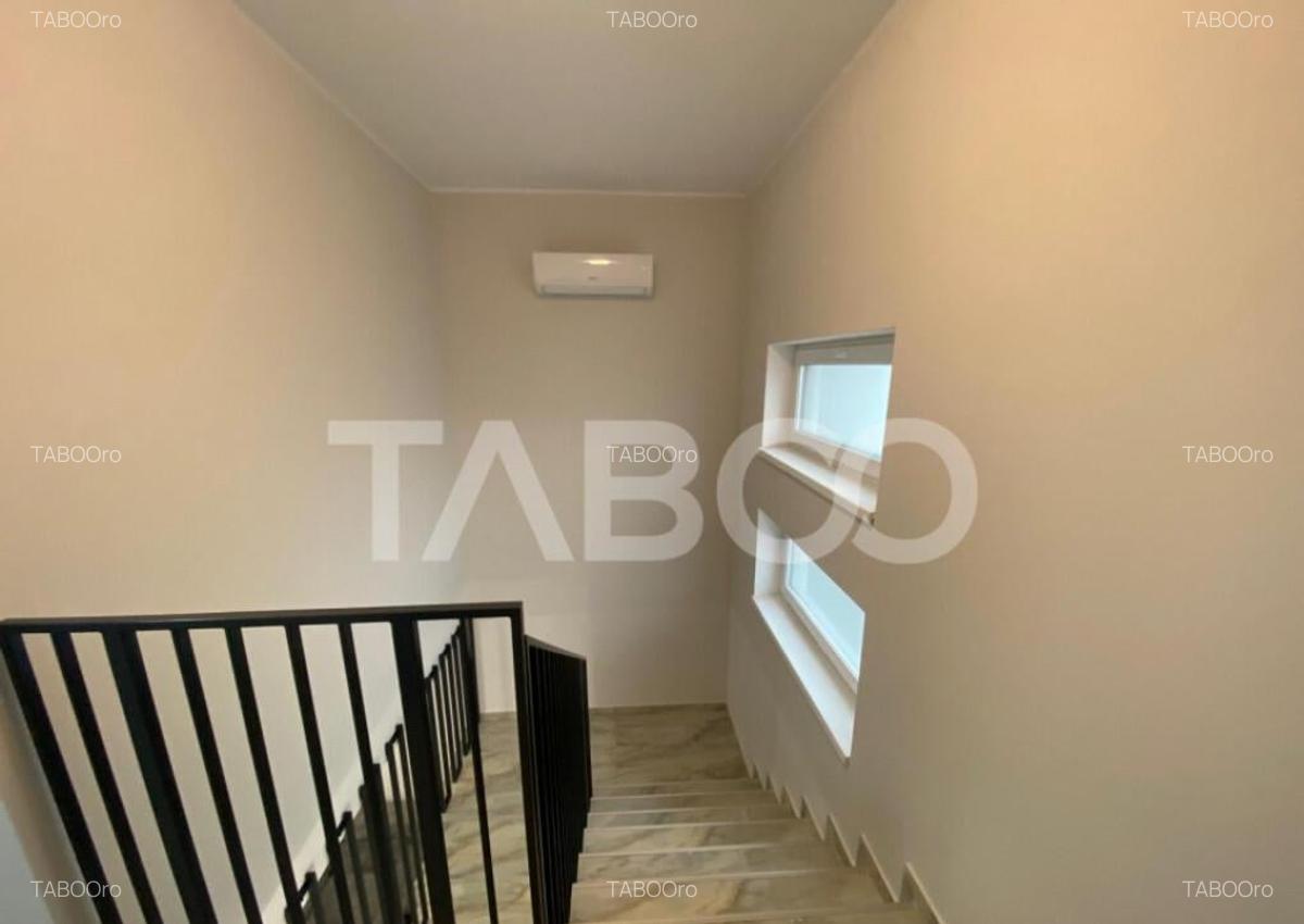 Casa tip duplex complet utilata singur in curte cu loc de pa - 12