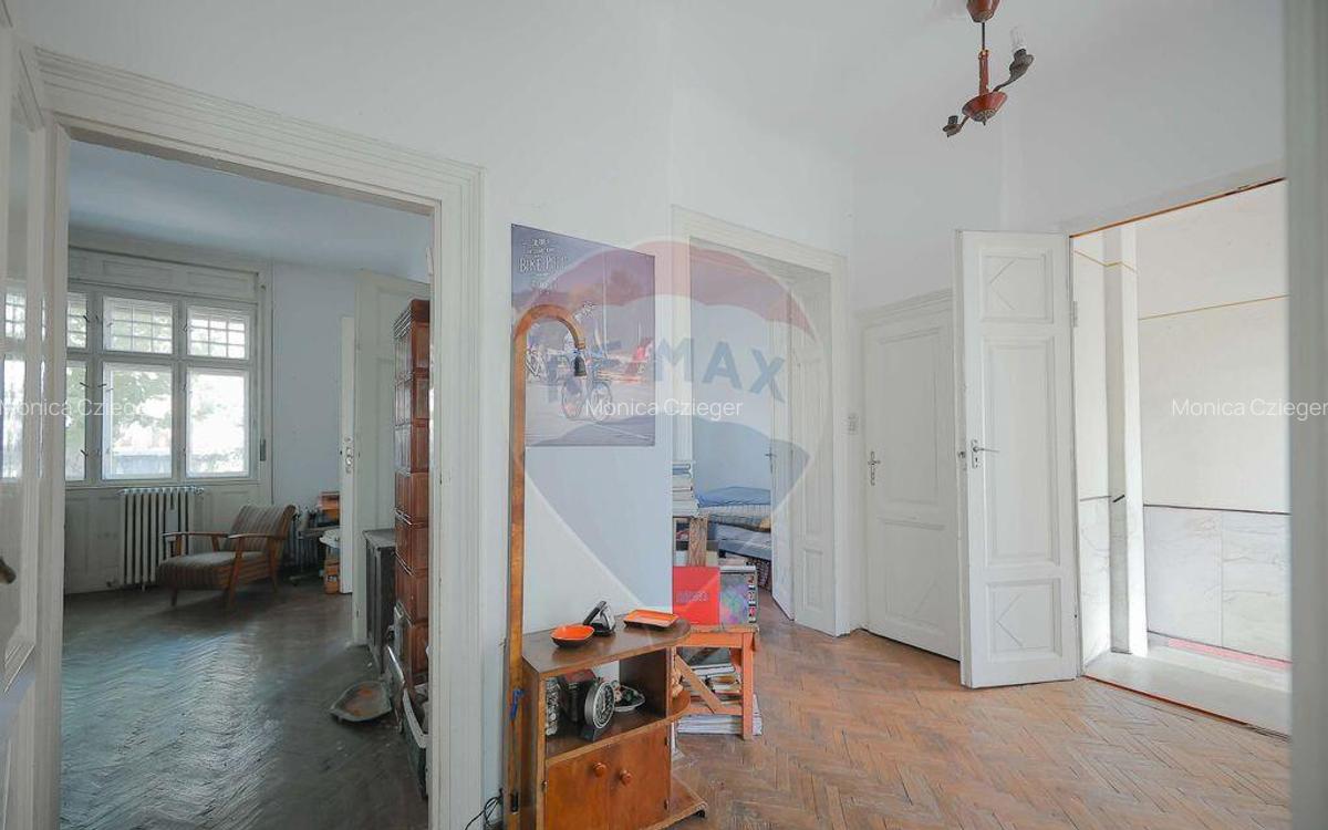 Casa evreiasca interbelica, singur in curte, de vanz... - 6