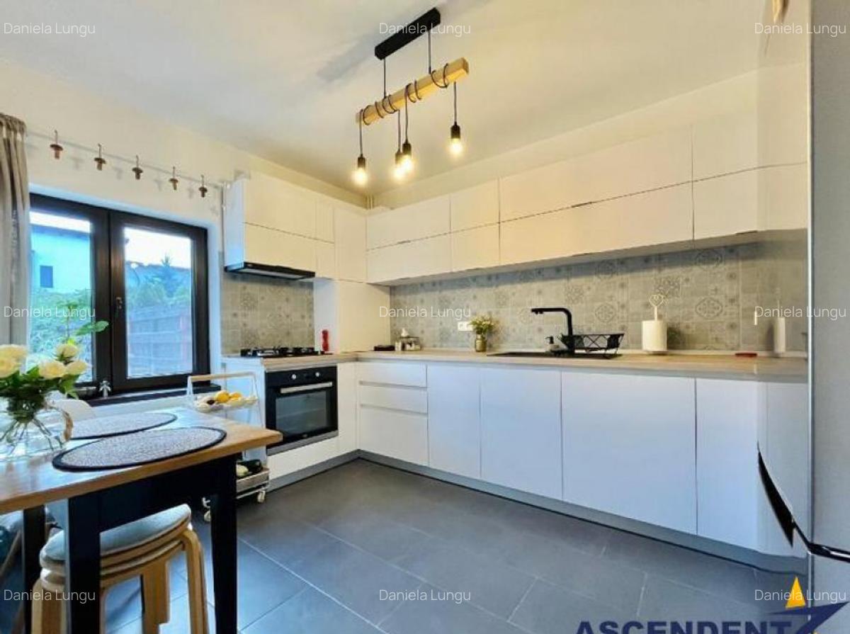 Casa cu living 25 mp,semineu,panouri fotovoltaice 3KW, centr - 6