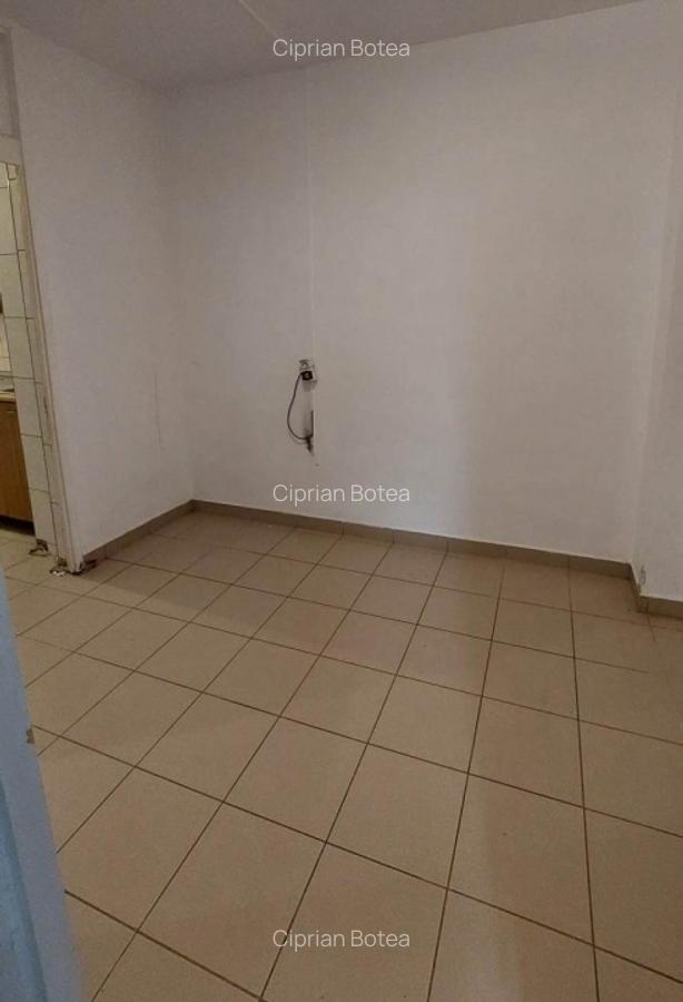 Basarabia- Garsoniera decomandata 39 mp bloc 1984 - 4