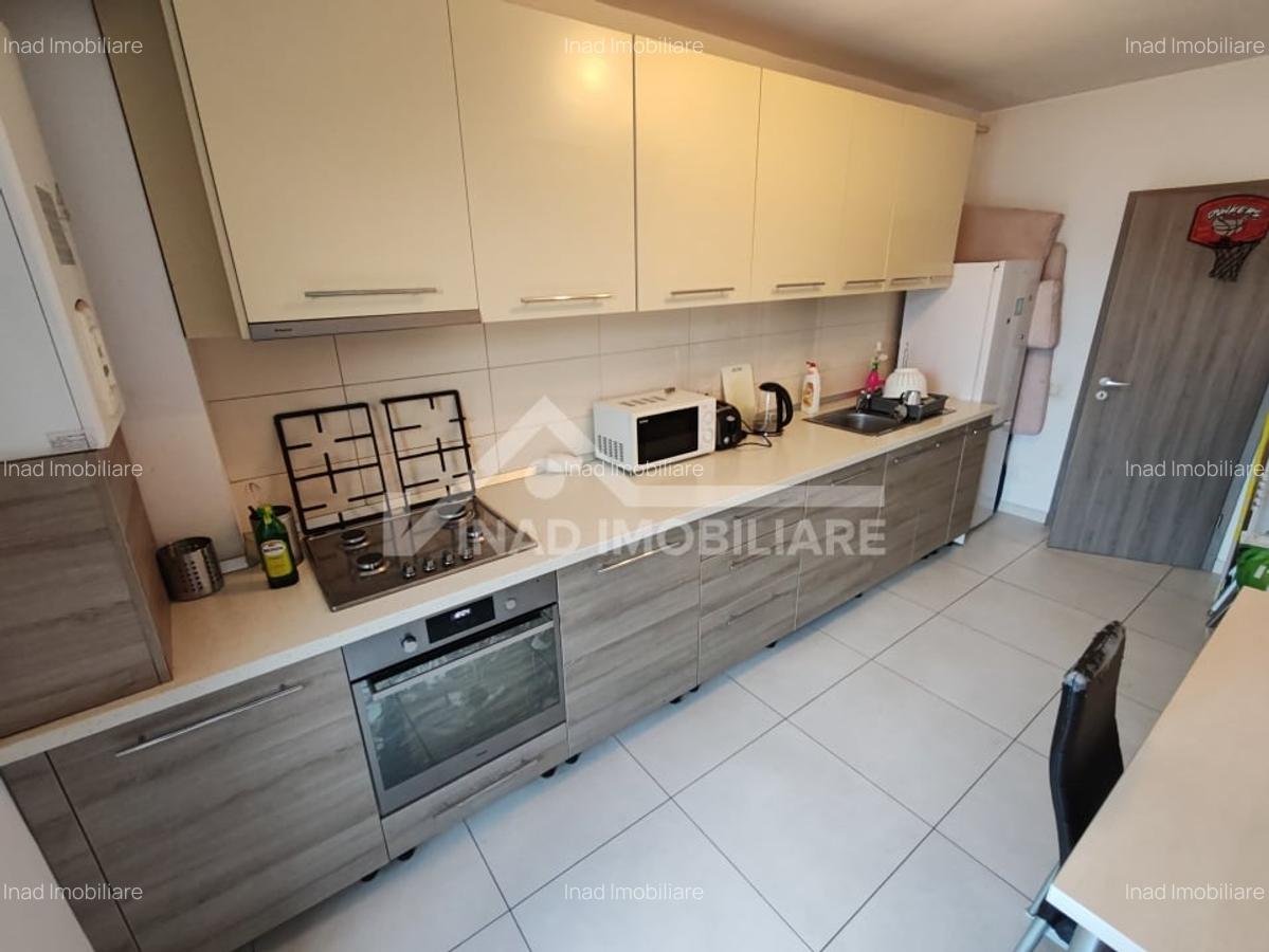 Apartament cu 3 camere, 2, bai, balcon si terasa, Str. Constanta - 9