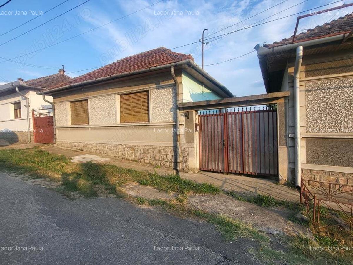 Vand casa cu curte cu gradina, situata central. - 6