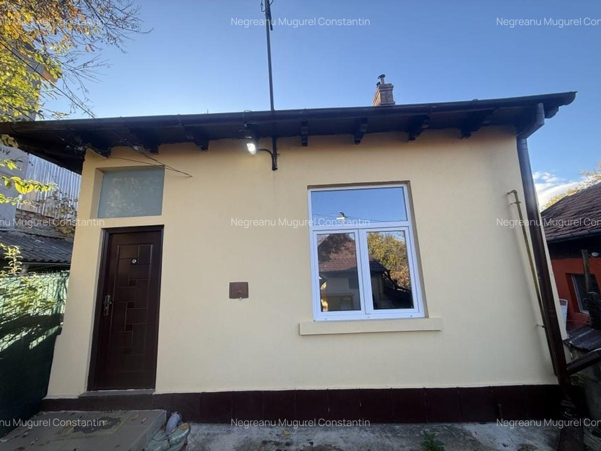 2 corpuri de Casă renovate + teren 125 mp Campina - 1