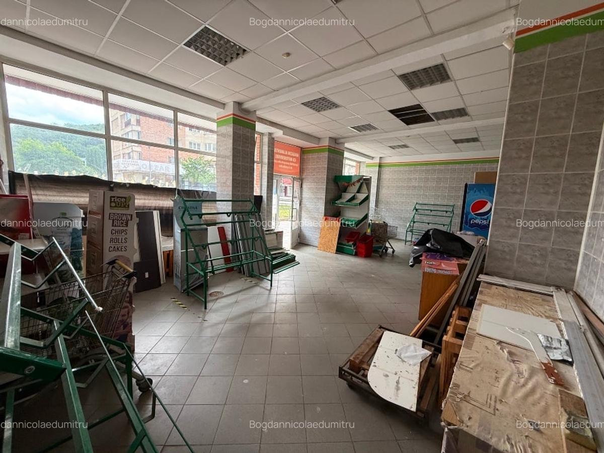 Racadau Spațiu vitrină mare și generoasă - 9