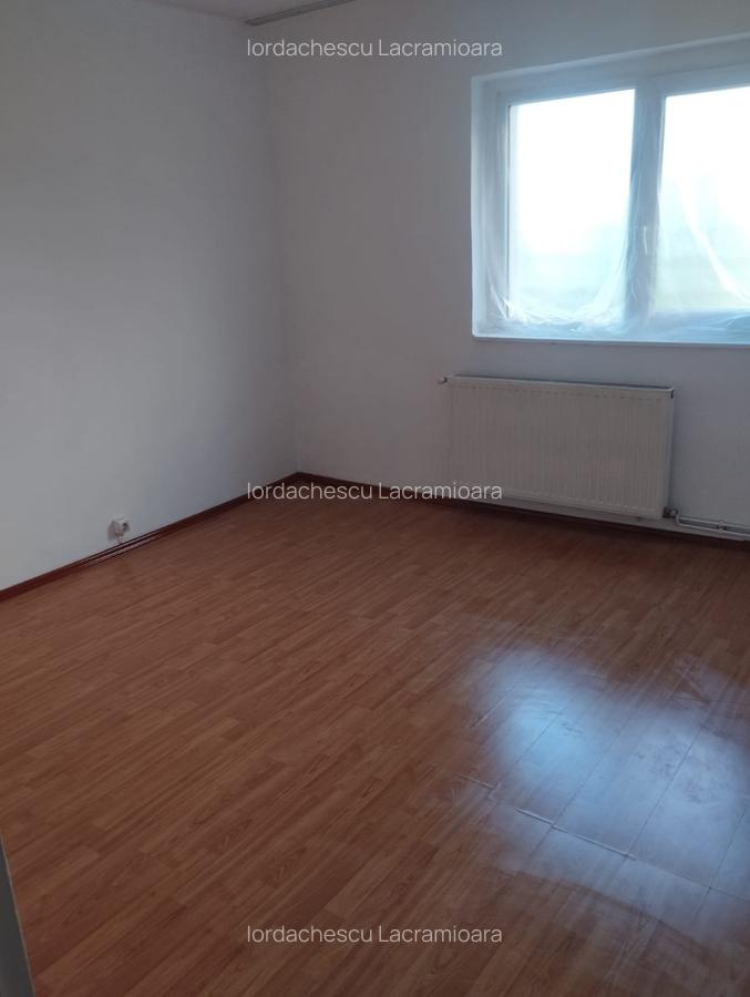 Apartament cu 4 camere decomandat în Calea București - 3