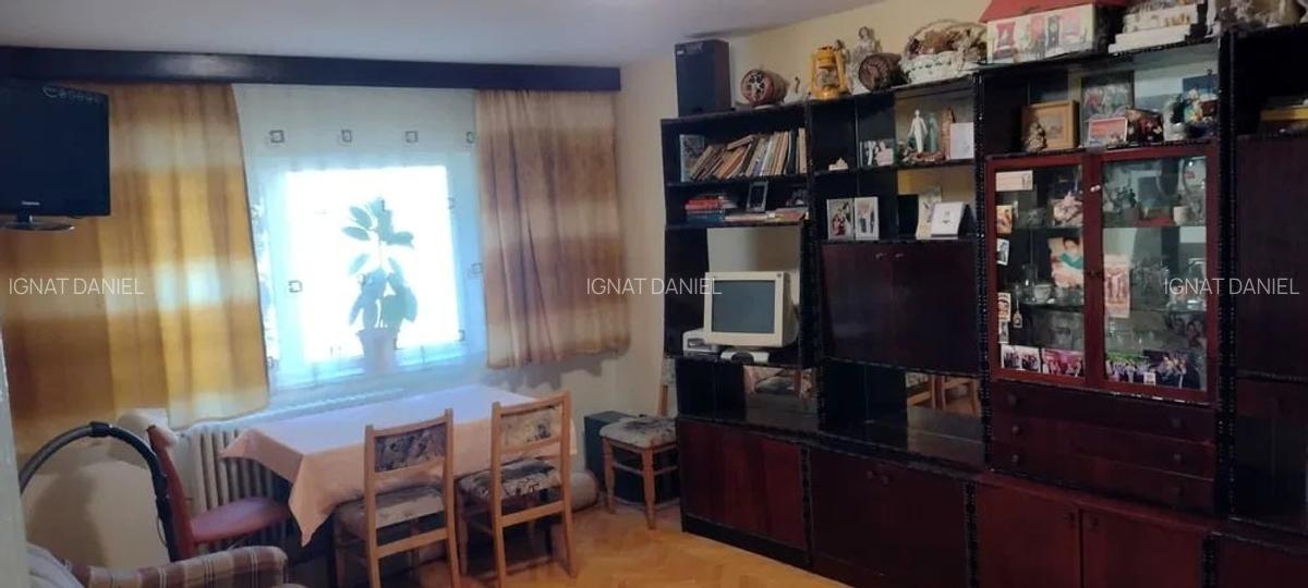 Apartament cu 3 camere decomandat, etaj 3/4, zona Cug - 1