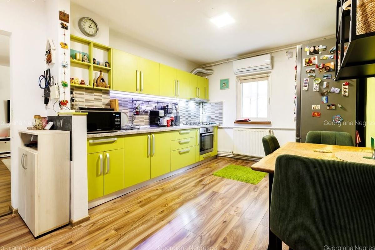 Girocului | 3 camere | Decomandat | Balcon | 2 băi | Centrală proprie - 9