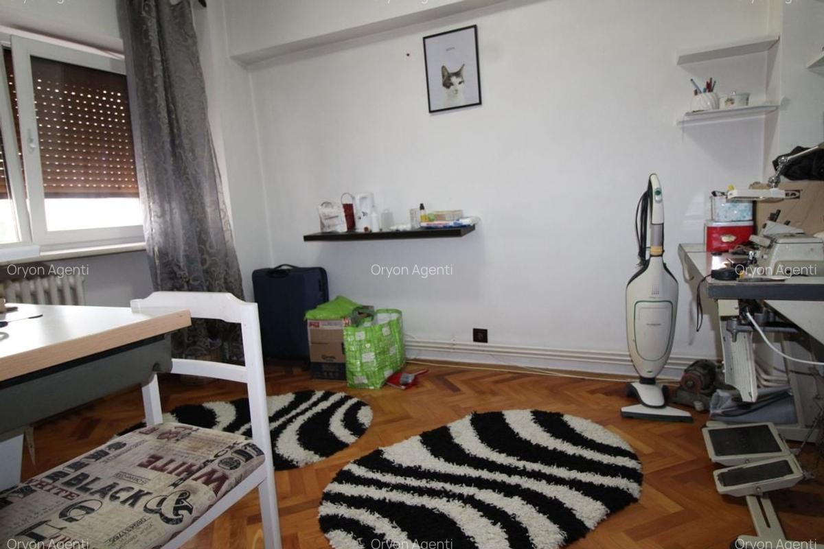 Apartament 3 camere, decomandat, etaj 3, strada 23 August - 4