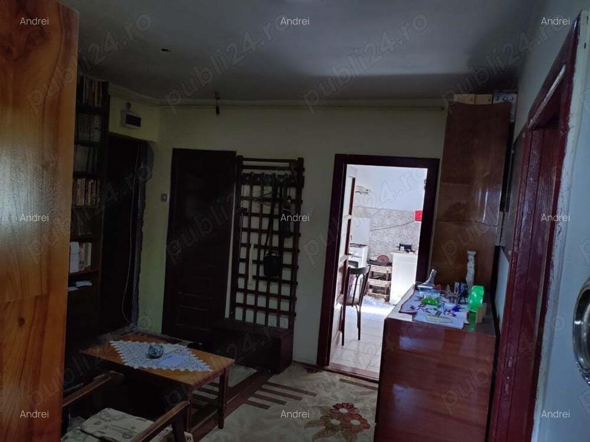 Vand apartament 3 camere, etaj 4, decomandat 75 m2 - 9 Vand apartament 3 camere, etaj 4, decomandat 75 m2 - 9