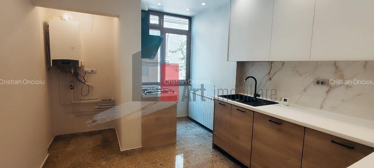 Apartament cu 3 camere semidecomandat în P-ța Victoriei - 12