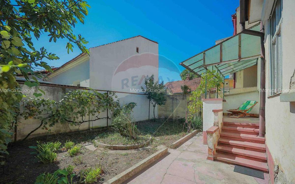 Casa evreiasca interbelica, singur in curte, de vanz... - 14