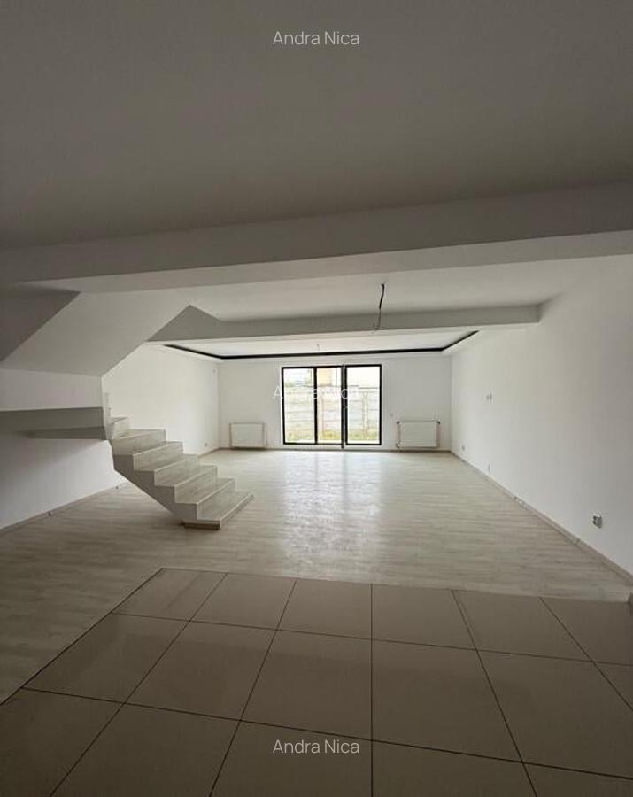 Triplex bine compartimentat, 5 camere si loc de parcare - 1 Triplex bine compartimentat, 5 camere si loc de parcare - 1