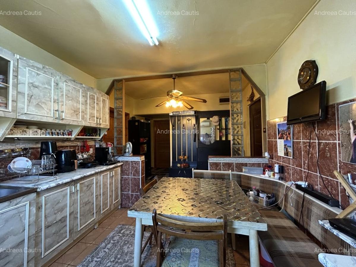 Apartament 3 camere, 2 balcoane, decomandat, 67mp utili, zona Soarelui - 2