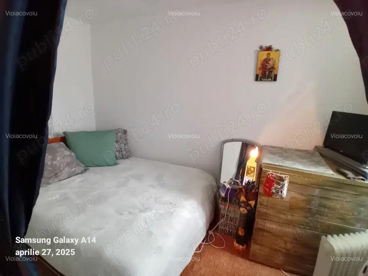 Vand casa cu 2 camere ,300 mp curte - 2