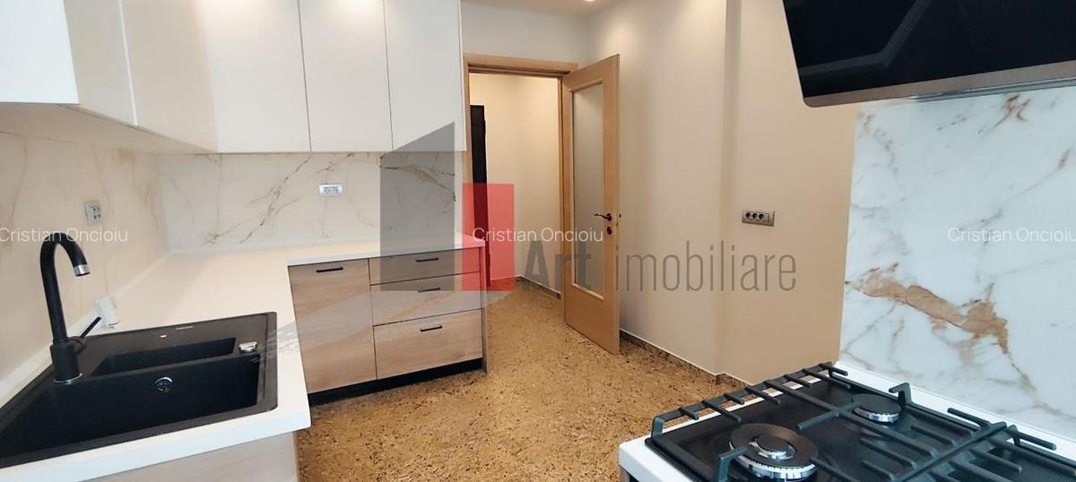 Apartament cu 3 camere semidecomandat în P-ța Victoriei - 13