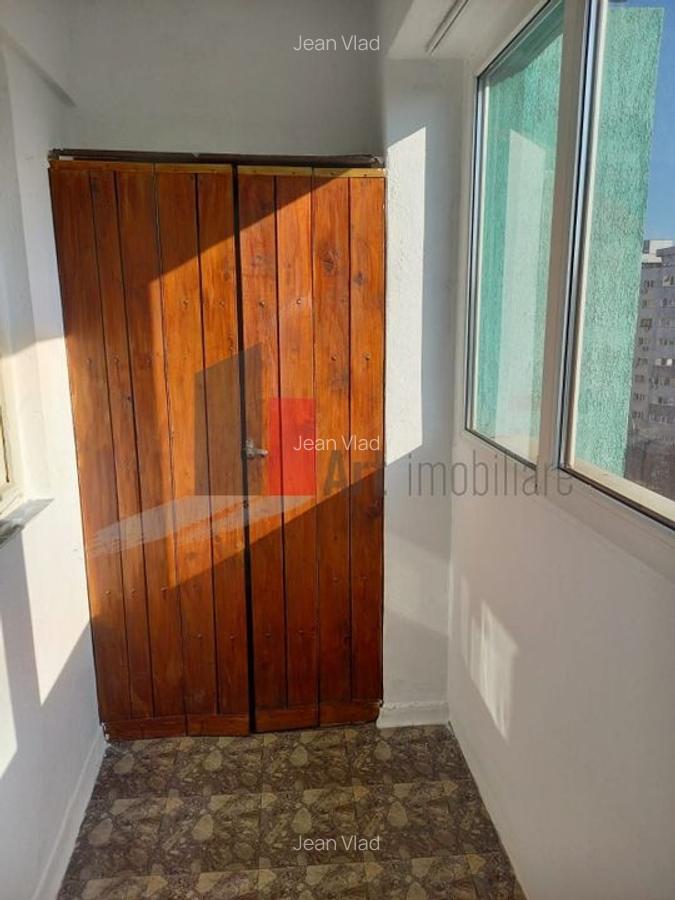 Apartament cu 3 camere semidecomandat în Titulescu - 11