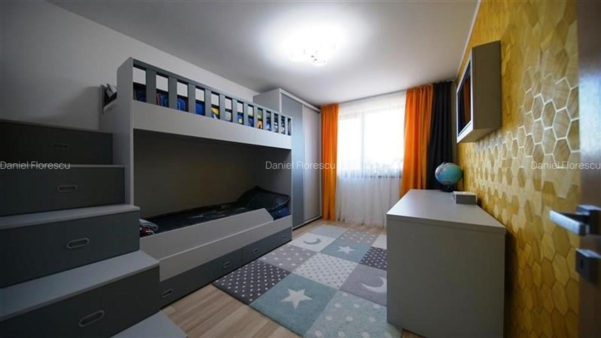 Apartament cu 4 camere decomandat în Tractorul - 2