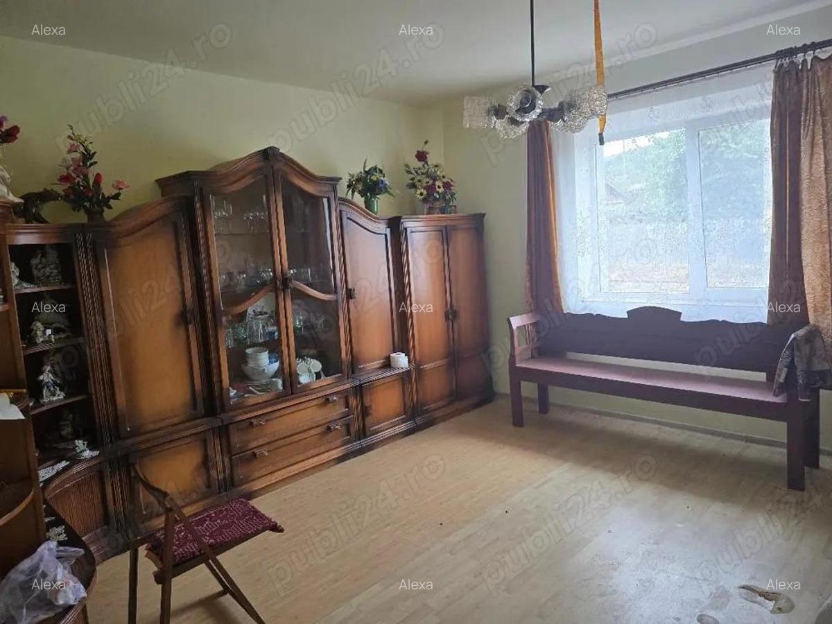 Vand casa loc SUMUGIU, sc 200 mp , parte casa noua la rosu , teren 2670 mp, la sosea, front mare - 5