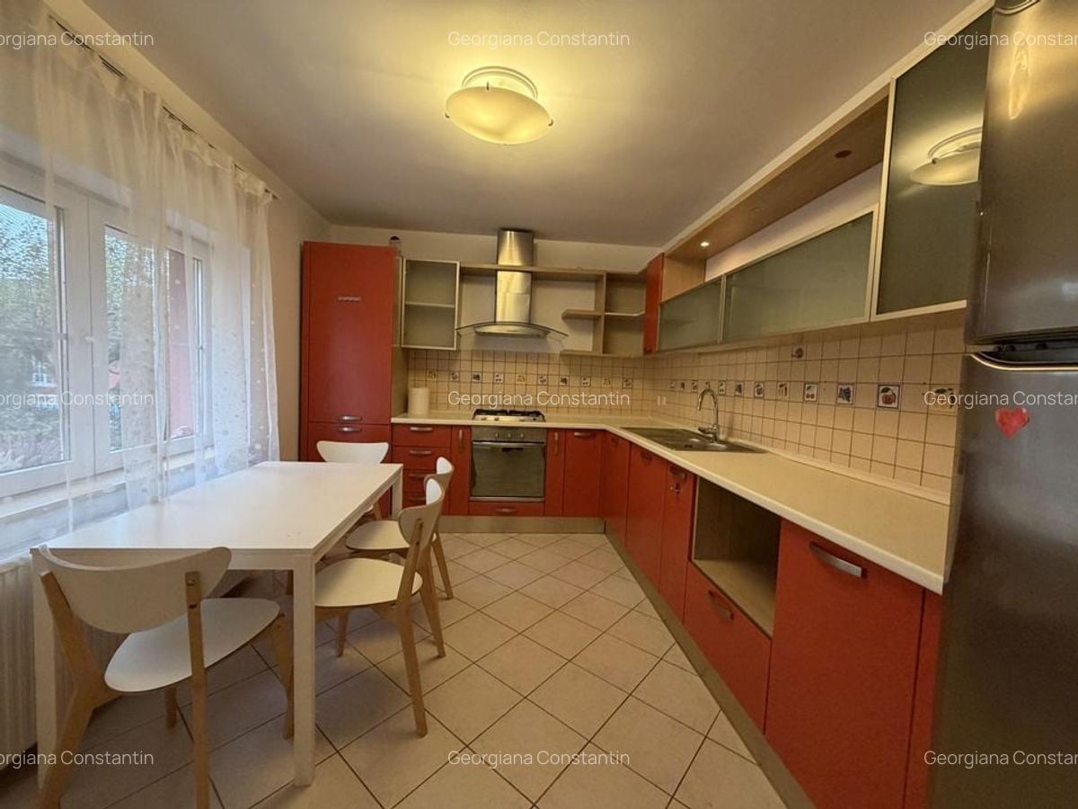 Vila semimobilata  cu 3 dormitoare, piscina exterioara, complex - 7