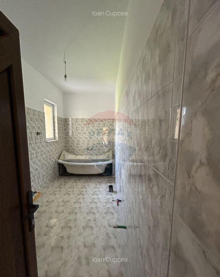 Casa cu 5 camere finisata si 10.400 m2 teren de vanzare... - 17 Casa cu 5 camere finisata si 10.400 m2 teren de vanzare... - 17