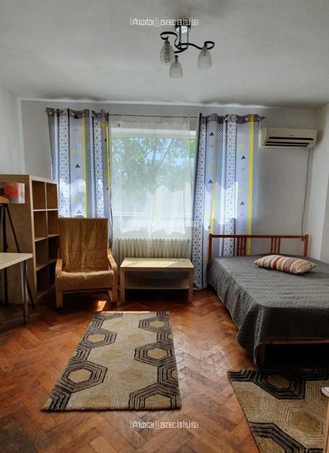 Garsoniera situata pe B-dul Iancu de Hunedoara la etajul 3, bloc izolat - 2