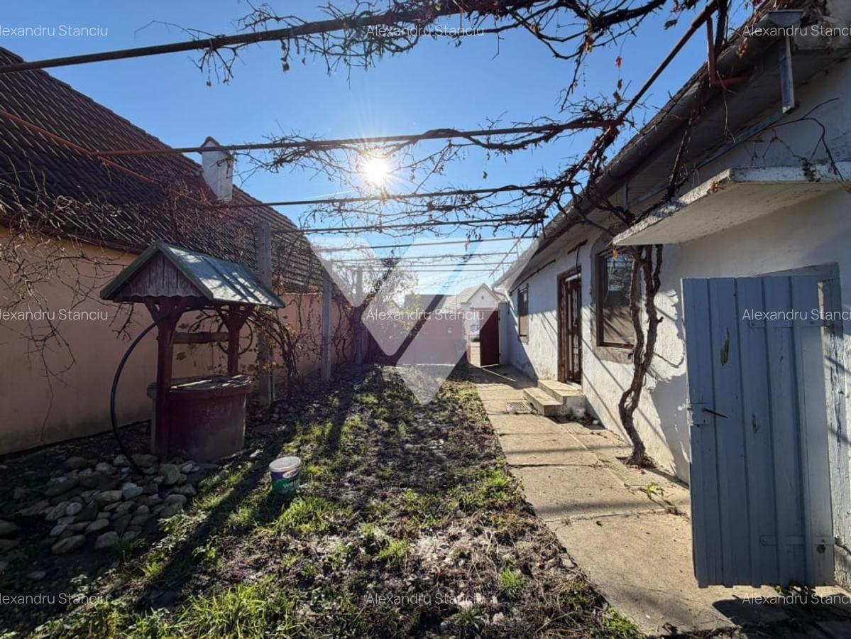 Casa 54 mp in Cristian cu teren de 1400 mp in renovare - 1