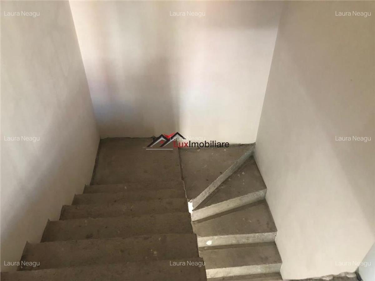 Duplex 4 camere, 120 mp utili,teren liber intre 50 si 150 mp. Zona foarte buna d - 17