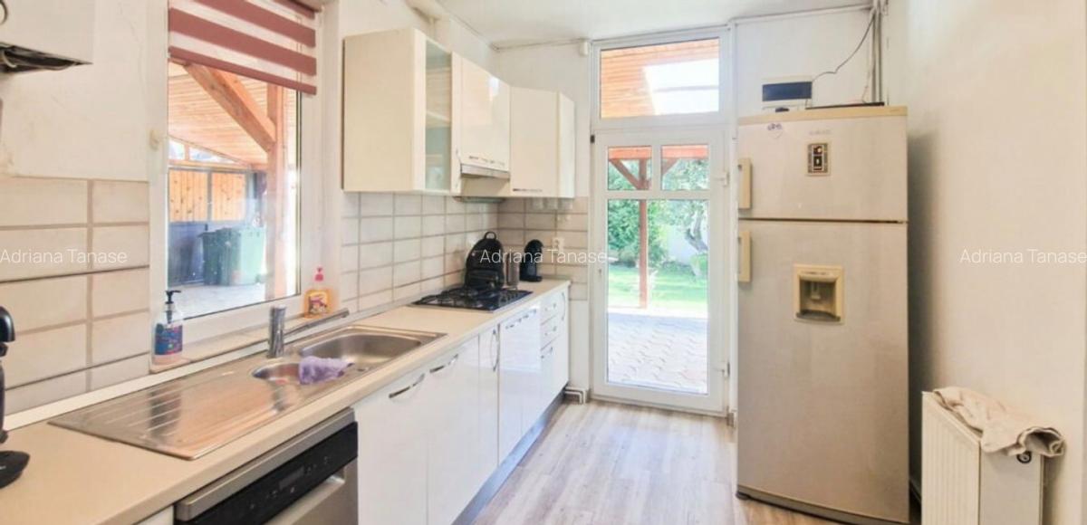 Casa cu 4 camere, terasa acoperita, curte de 700 mp, zona - 11