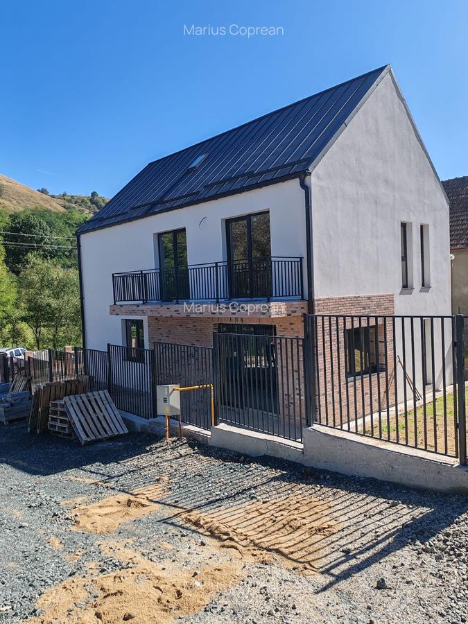 Casa individuala, semifinsata, zona Tautiului - 1