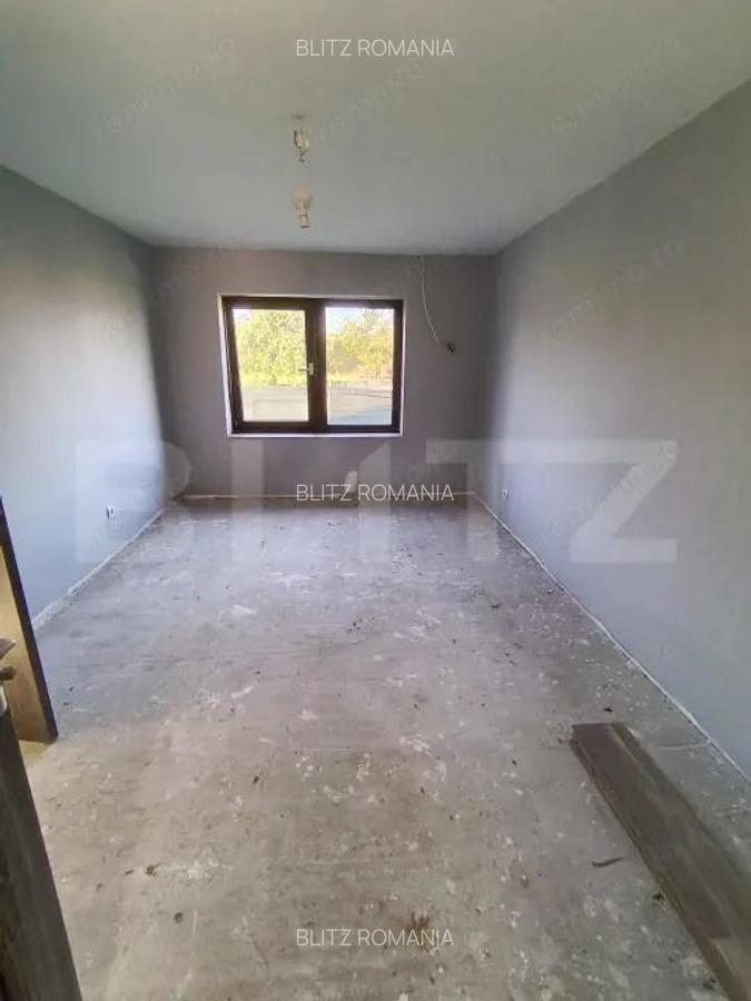 Casa cu 2 camere ?i living cu o gradina generoasa in suprafa?a de 4300 mp - 4