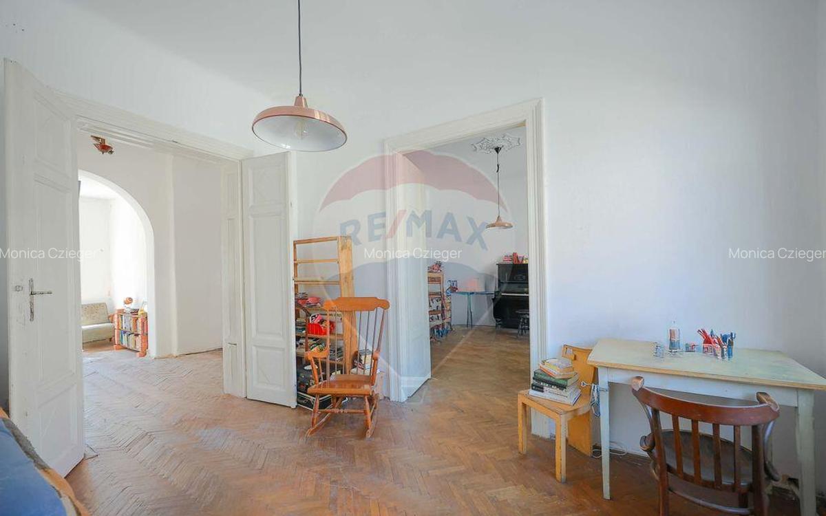 Casa evreiasca interbelica, singur in curte, de vanz... - 9