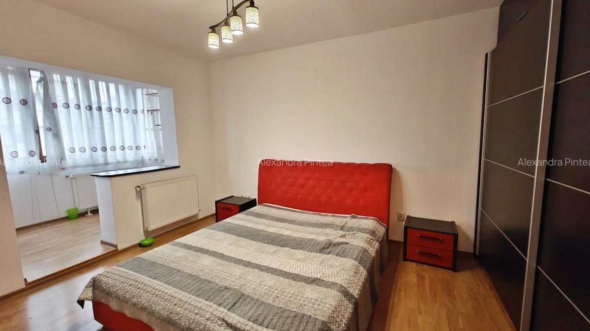 Apartament 3 camere, etaj 3, decomandat, 2 baie, Plopilor - 4