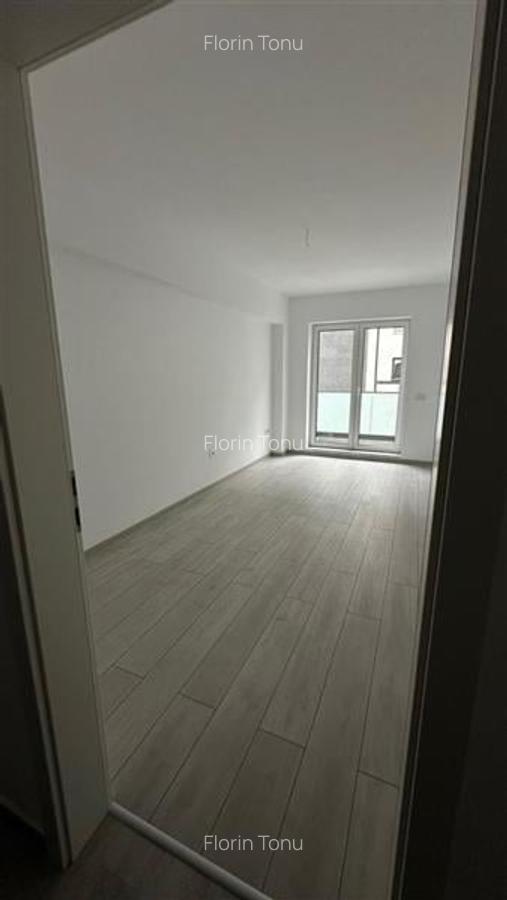 Apartament cu 4 camere decomandat în Tractorul - 1