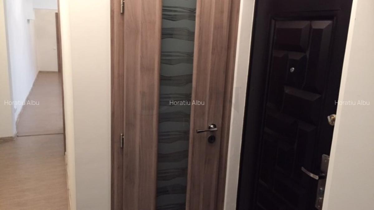 Apartament cu 3 camere semidecomandat în Titulescu - 7