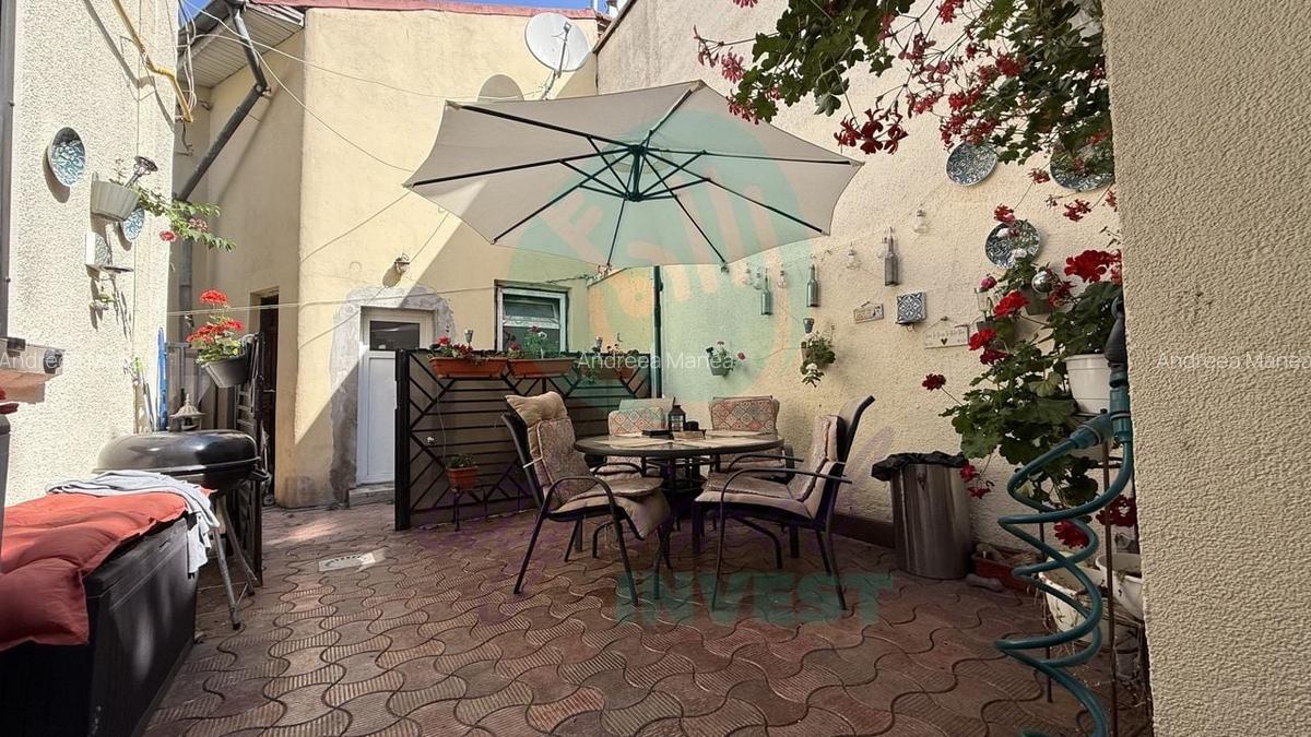 Casa cocheta cu o mica curte - 1