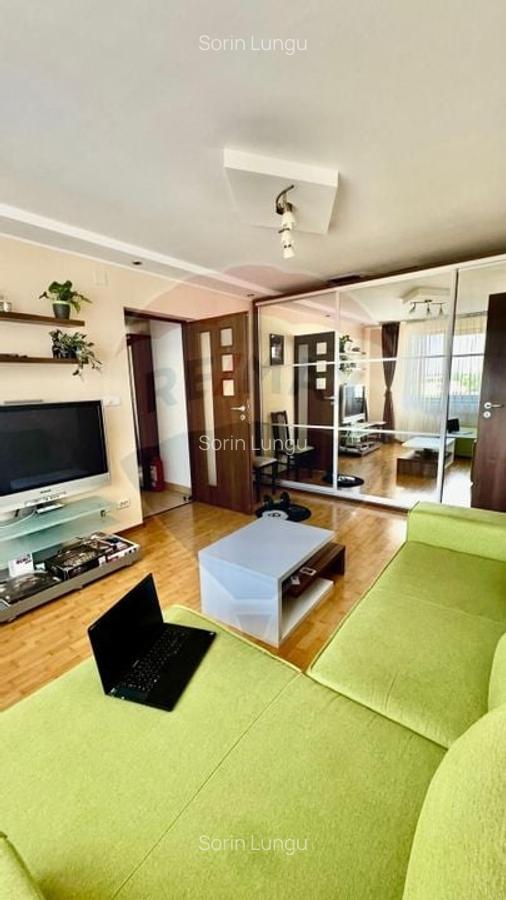 Apartament cu 3 camere semidecomandat, mobilat în 1 Mai - 2