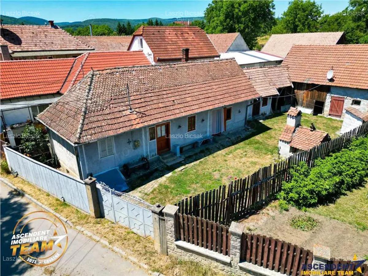 Casa traditionala din lemn, cu sura din piatra, Arcus, Covasna. - 1