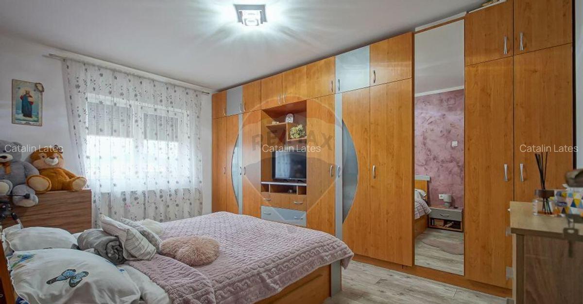 Apartament cu 3 camere de vanzare, Florilor Ra?nov - 18