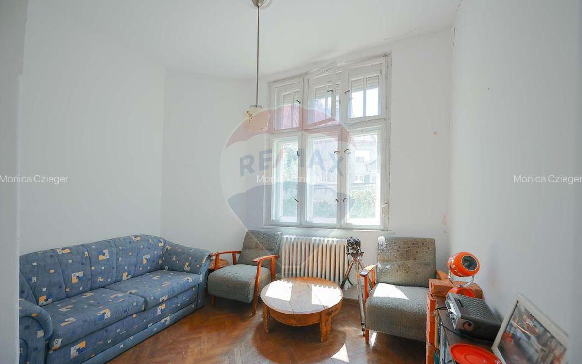 Casa evreiasca interbelica, singur in curte, de vanz... - 7